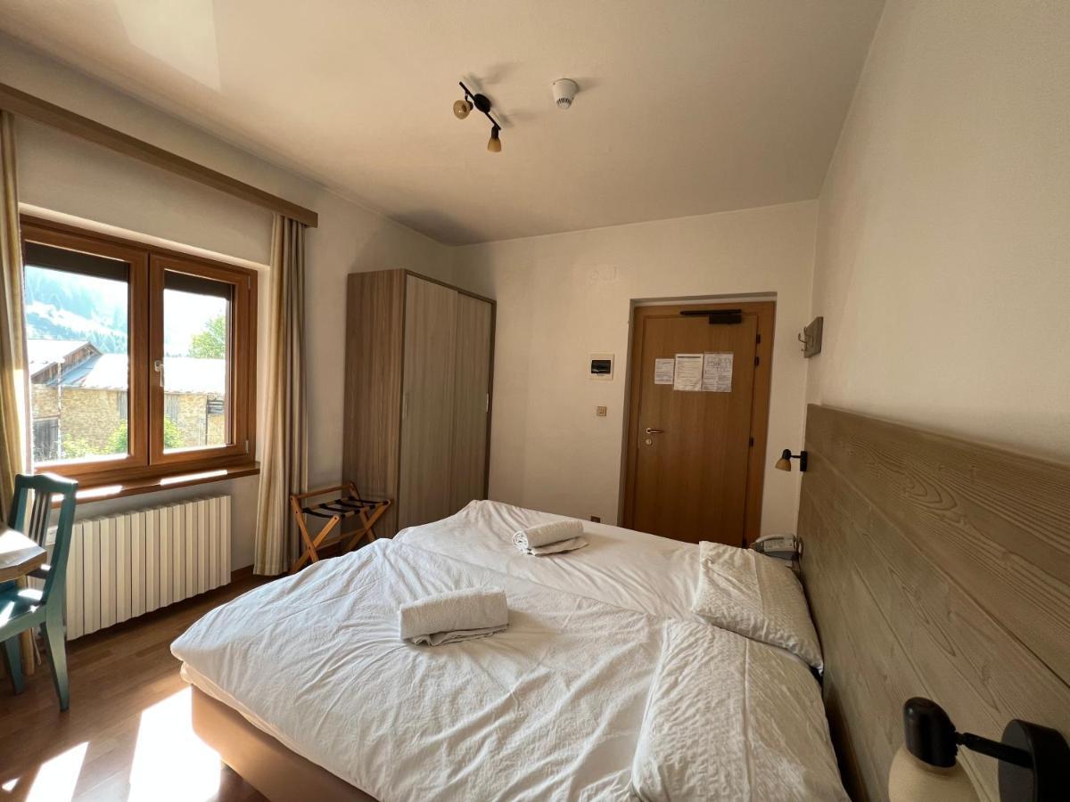 Hotel D'La Varda Di Topran D'Agata Paolo &C Sas بادولا الغرفة الصورة