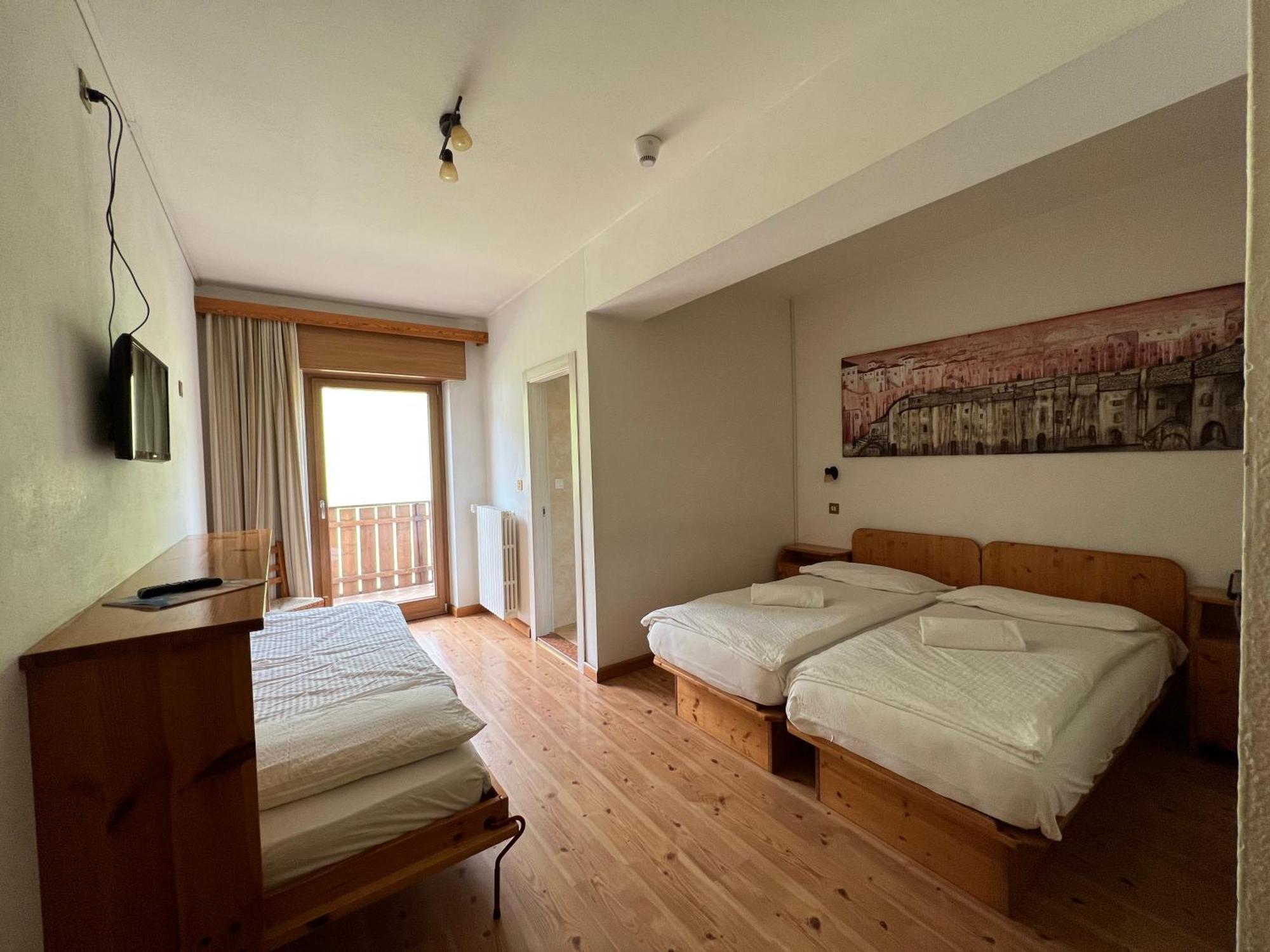 Hotel D'La Varda Di Topran D'Agata Paolo &C Sas بادولا الغرفة الصورة